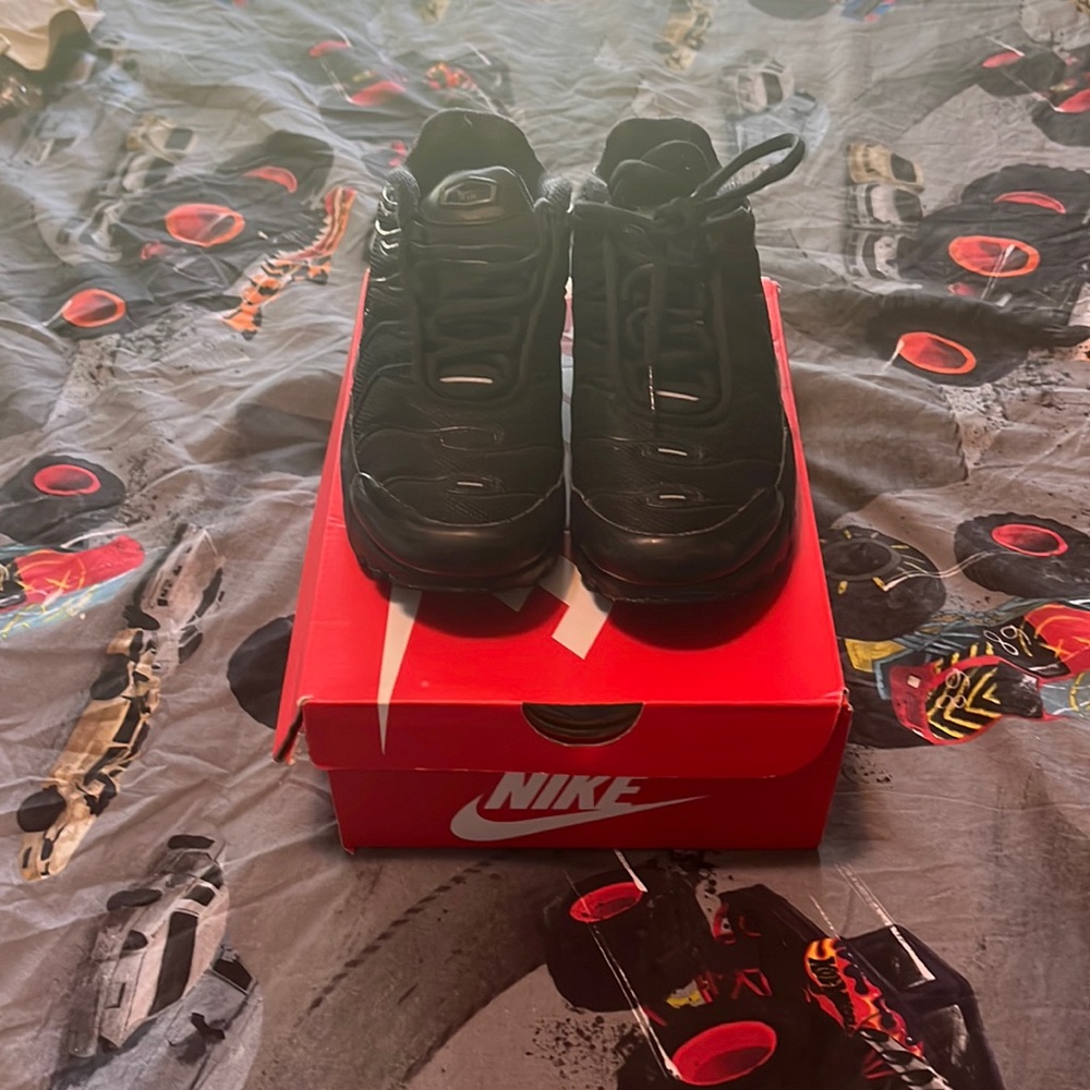 Gently worn boys black Nike airmax 13c